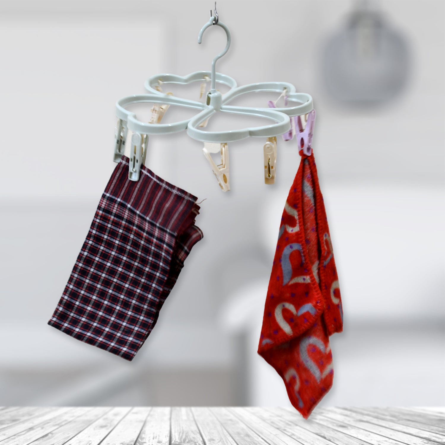 Heart Shape Cloth Drying Rack with 8 Clips for Socks, Baby Clothes, Towels